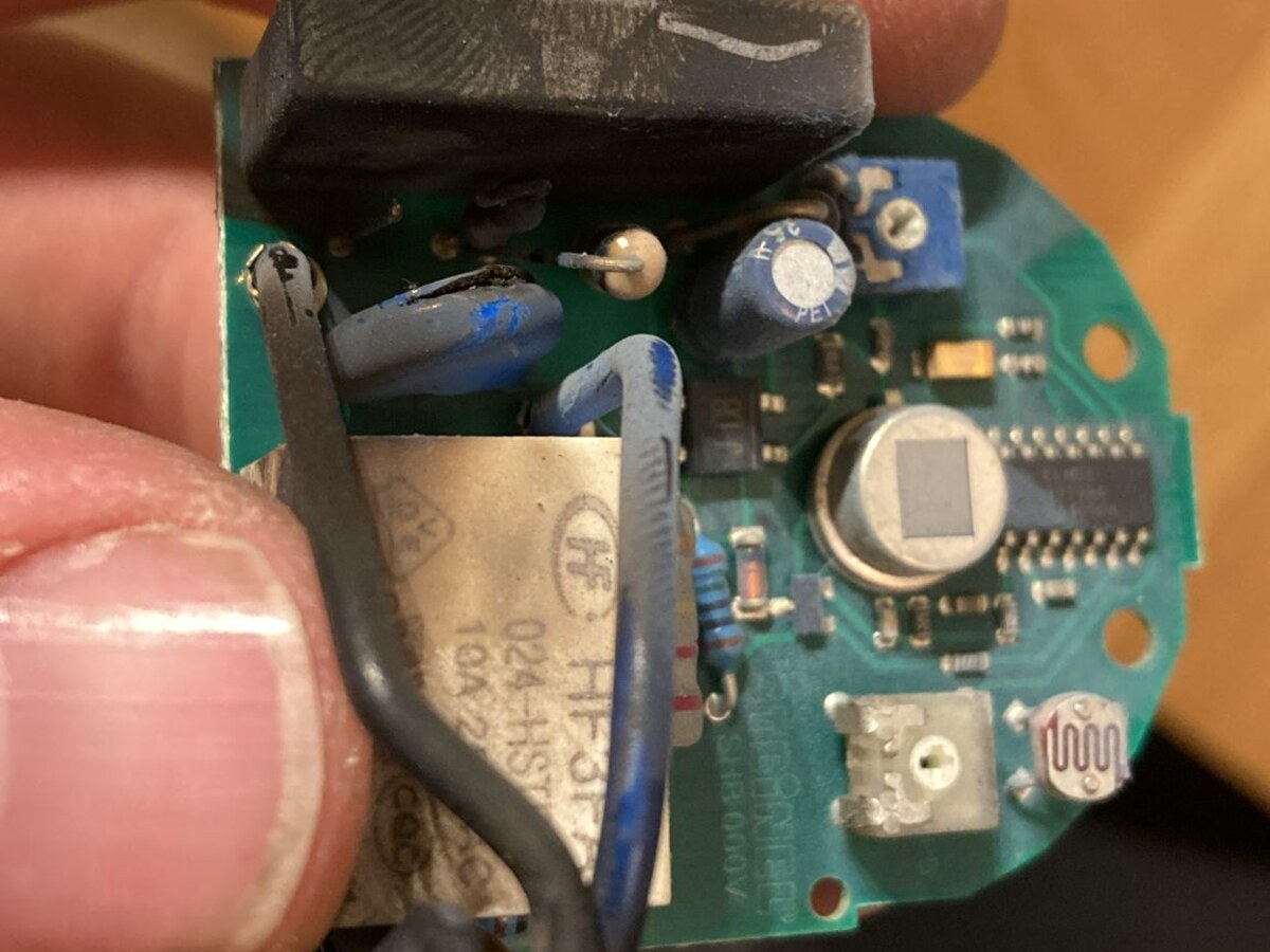 Nahaufnahme einer durch einen Defekt beschädigten Platine bei der Fehlersuche