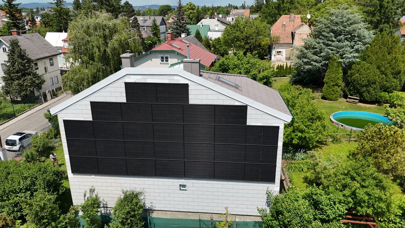 Photovoltaikmodule an einer Hausfassade