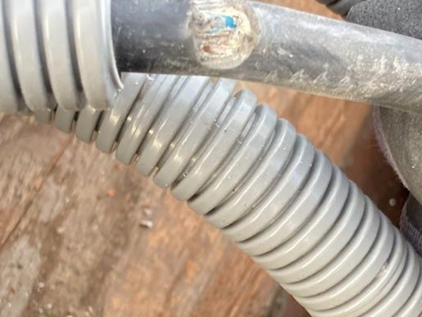 Beim Bohren angebohrtes Kabel in einem Leerrohr